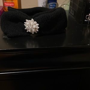 It’s a head band it goes around your head